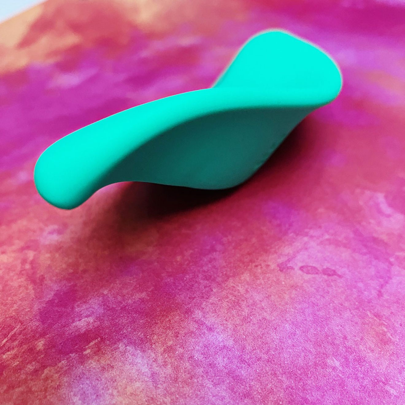 Turquoise leaf-shaped lay-on vibrator